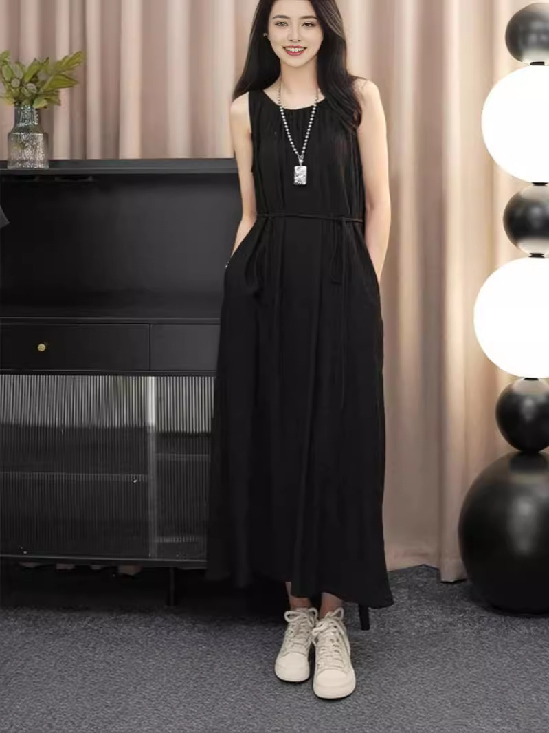 黒コーデ ウエストリボン付きノースリーブマキシ丈ワンピース