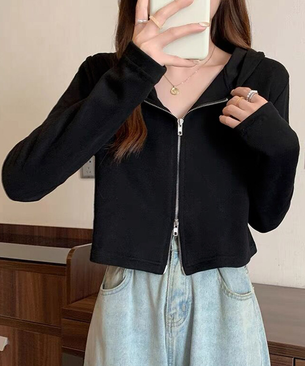 黒コーデ レディース ショート丈 ジップアップパーカー