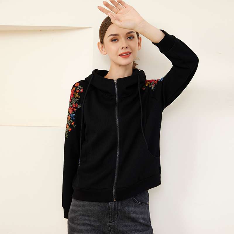 黒コーデ 花柄刺繍入りブラックジップアップパーカー