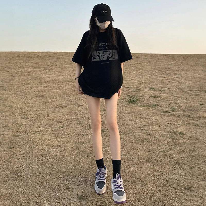 黒コーデ ロックバンドオーバーサイズTシャツ