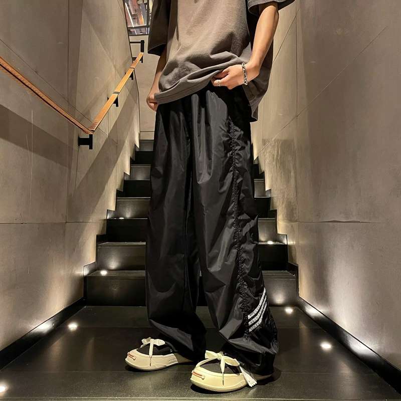 黒コーデ アスレジャー ストリート系 サイドライン トラックパンツ