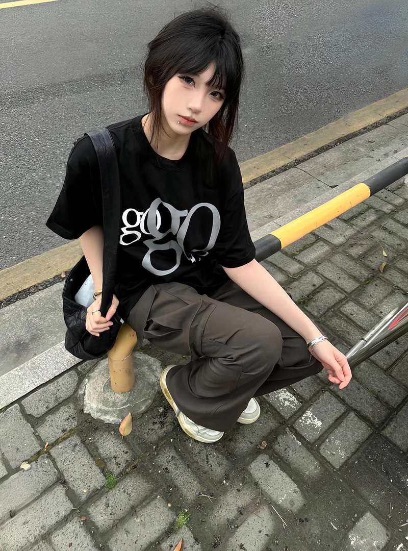 黒コーデ  モノトーンロゴTシャツ "ggg"