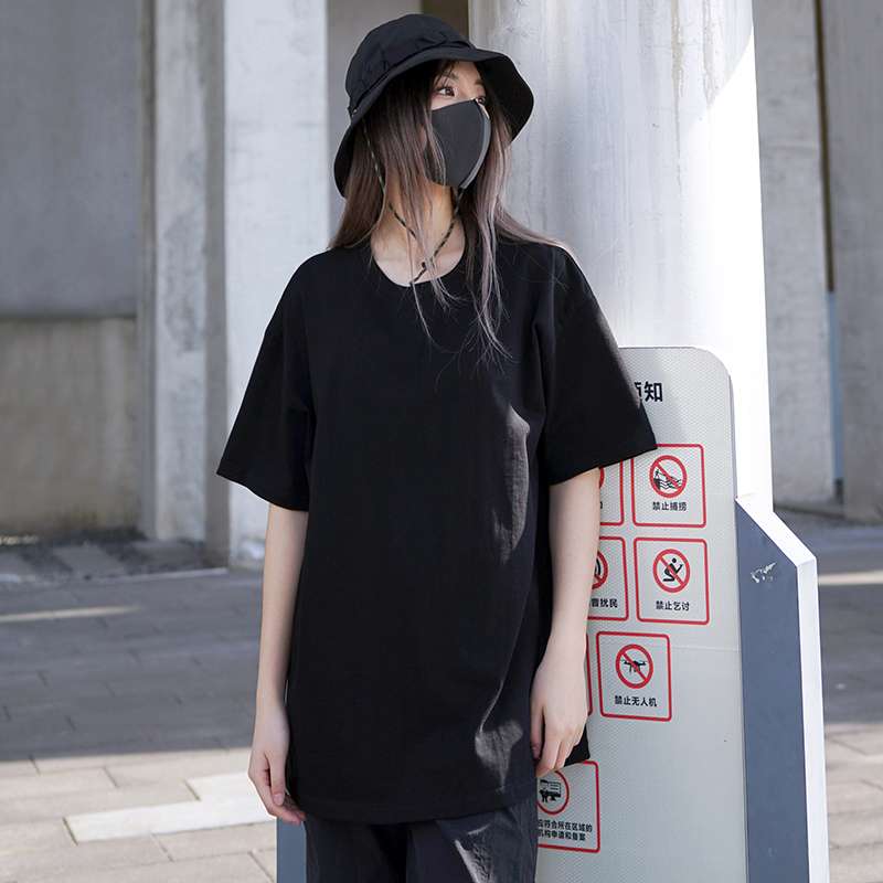 黒コーデ オーバーサイズ モノトーン ストリートTシャツ