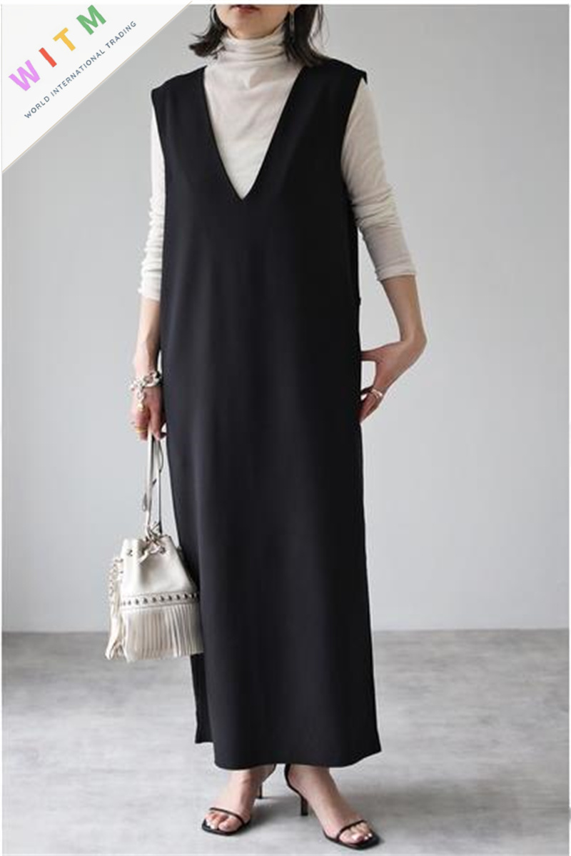 黒コーデ 黒ベストワンピース 深めブイネック マキシ丈 通勤フォーマル