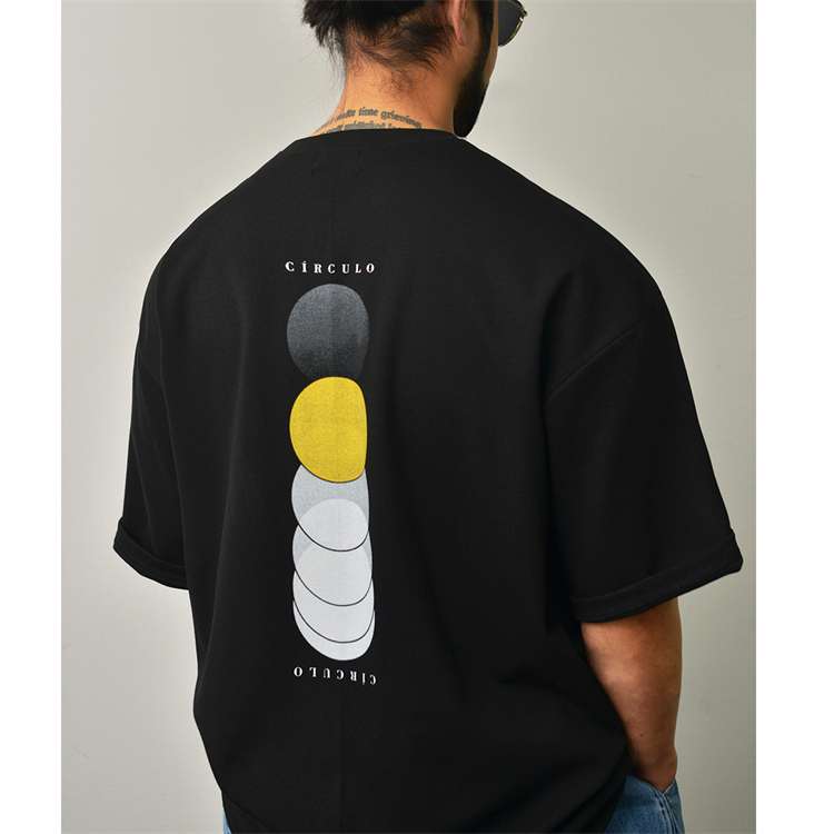 黒コーデ サークロ ミニマルアートTシャツ