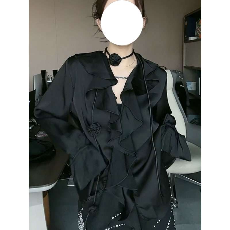 黒コーデ フリル付きシフォンブラウス