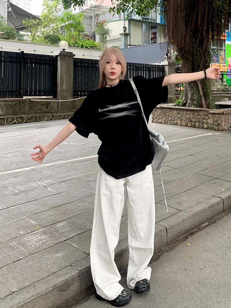 黒コーデ ケオソムバイメティネリウム ストリートTシャツ