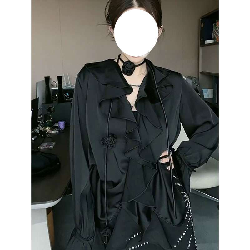 黒コーデ フリル付きシフォンブラウス