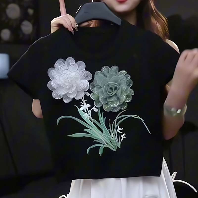 黒コーデ フラワーモチーフ刺繍ブラックTシャツ