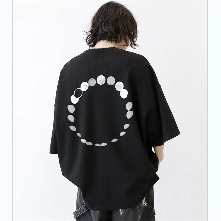 黒コーデ 月の満ち欠けモチーフオーバーサイズTシャツ