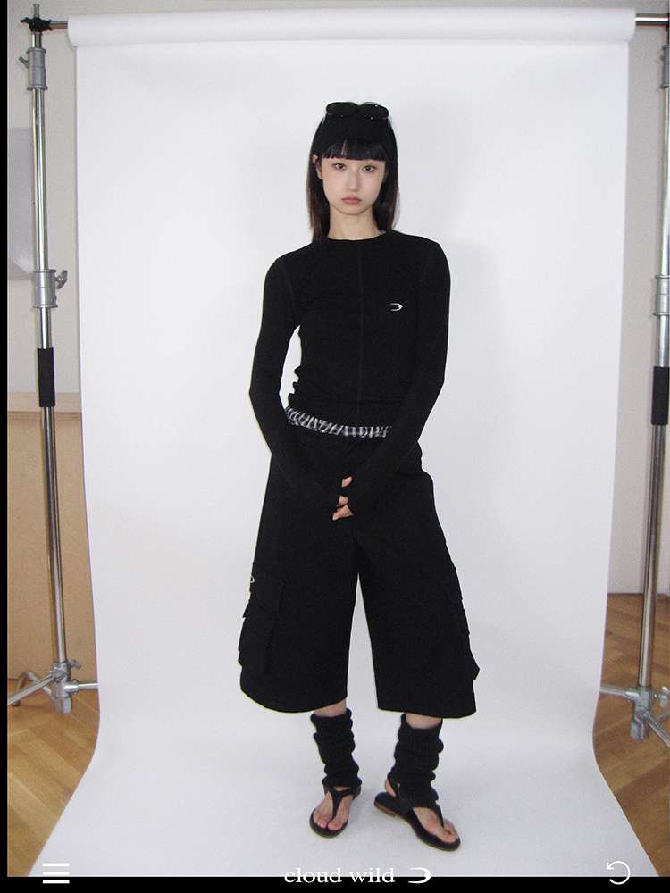 黒コーデ ワイドシルエット カーゴパンツ