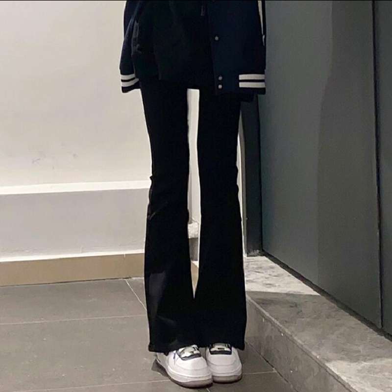 黒コーデ ハイウエストフレアデニムパンツ