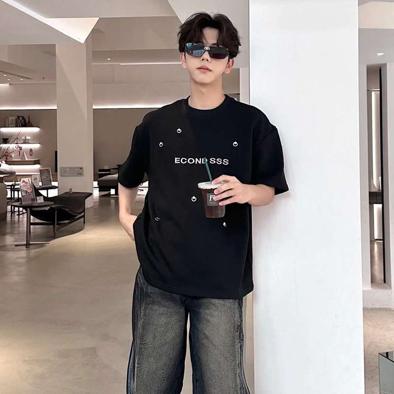 黒コーデ エコニスス デザイナーズ ブラックTシャツ