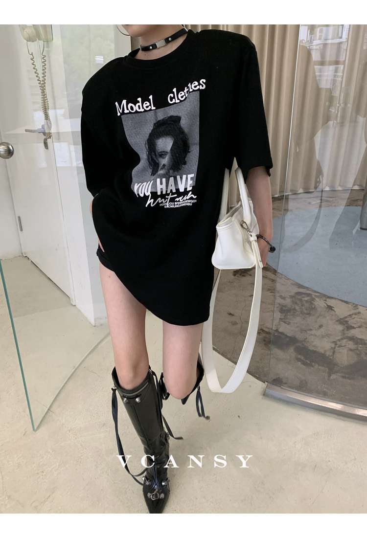 レディース 黒コーデ  モデルフェイスプリント オーバーサイズTシャツ