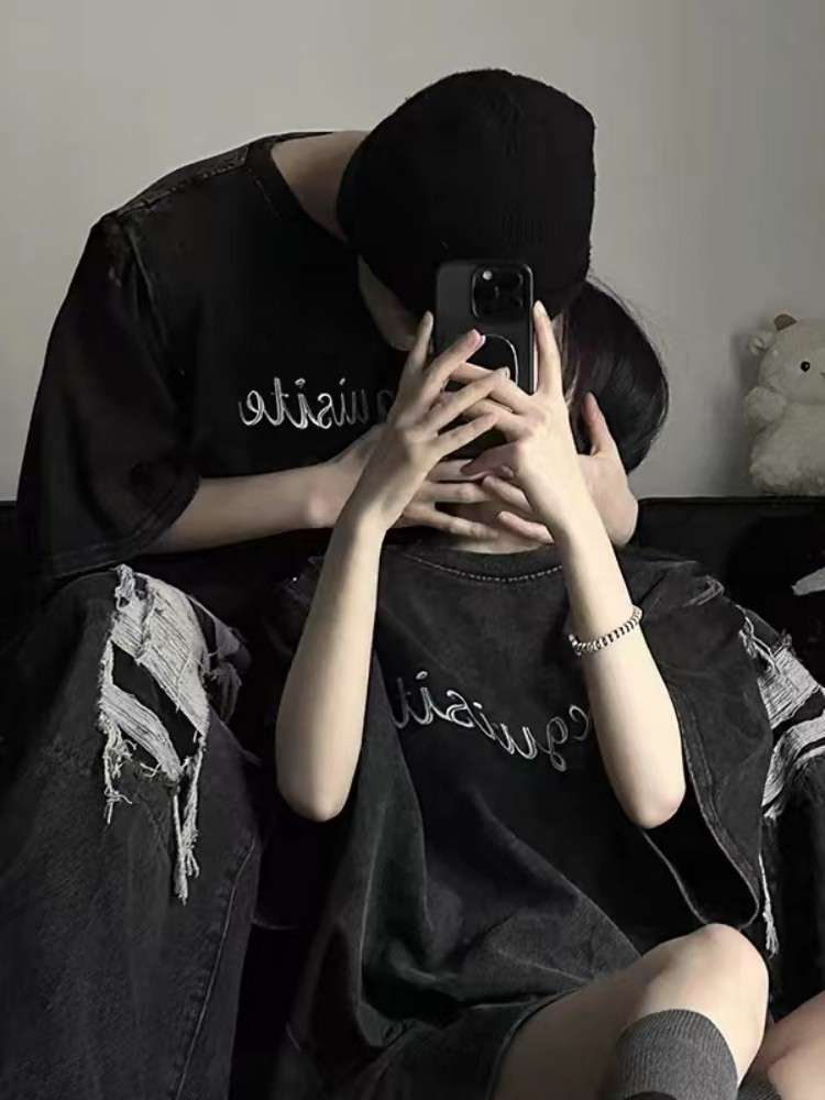 黒コーデ エクスクワイジット ストリート ブラックTシャツ
