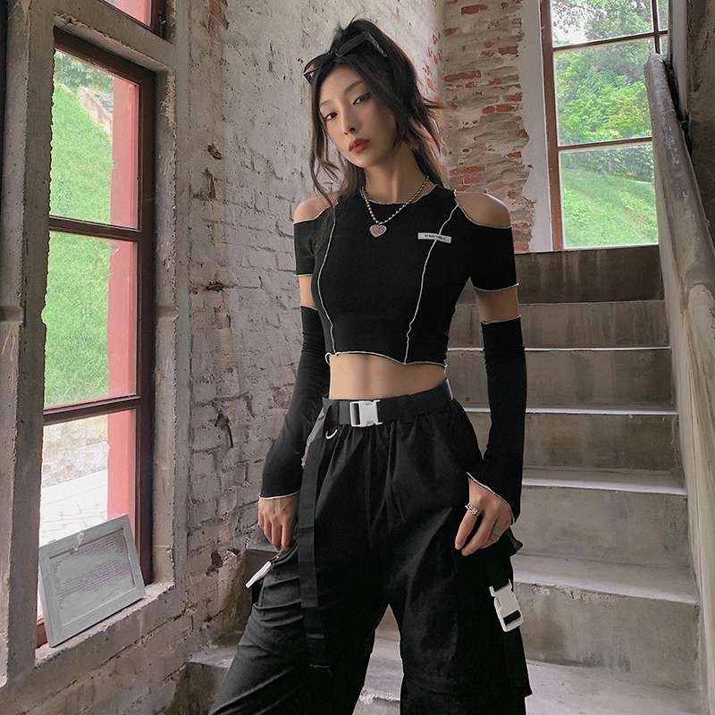 黒コーデ オフショルダーアシンメトリークロップドTシャツ