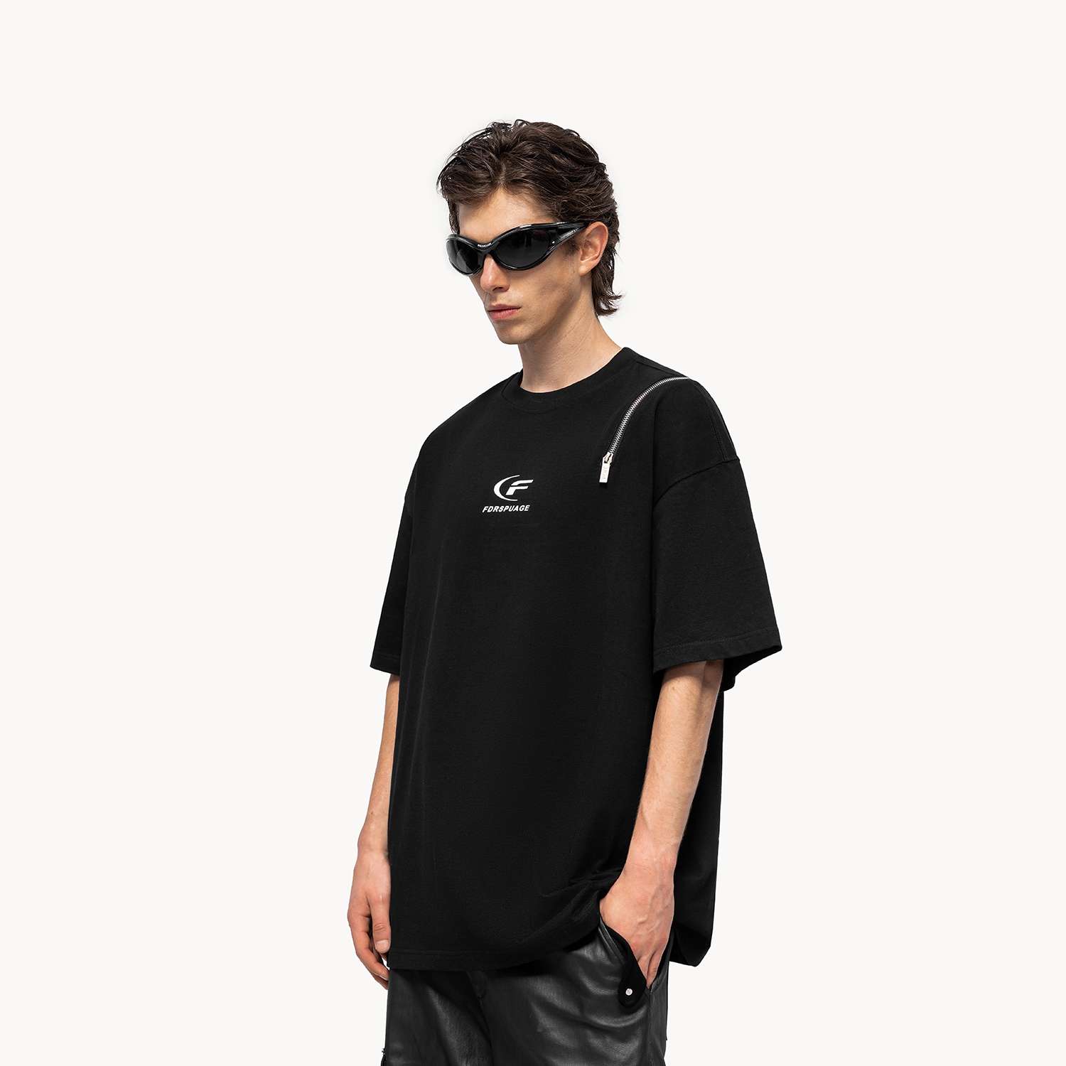 黒コーデ ジップアクセントオーバーサイズTシャツ