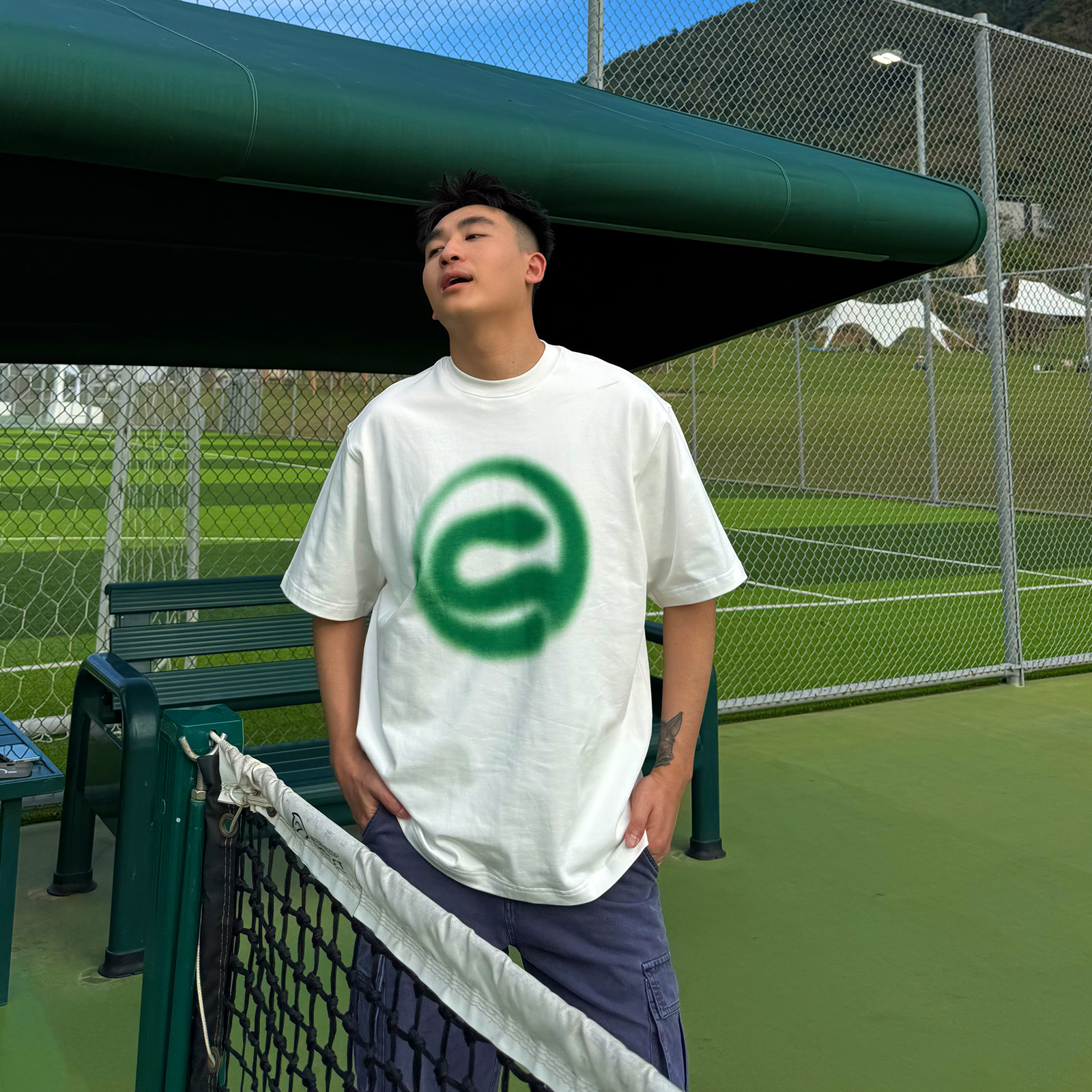 白Tシャツ メンズ 円形マークプリント半袖シャツ