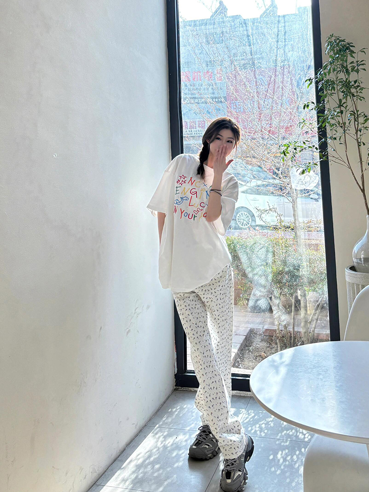 白Tシャツ レディース カラフル文字刺繍