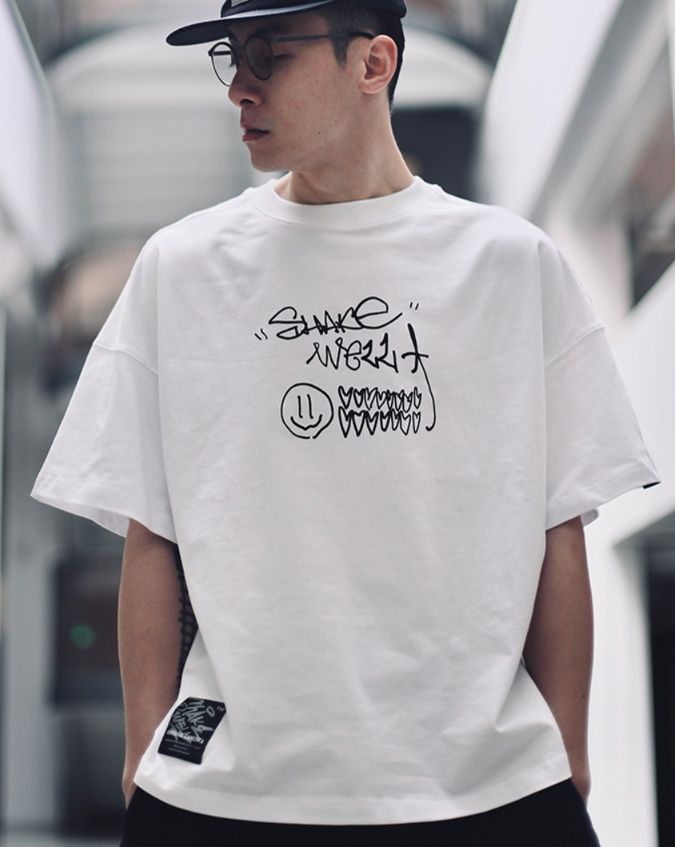 白Tシャツ メンズ ストリートアート 落書き風グラフィック