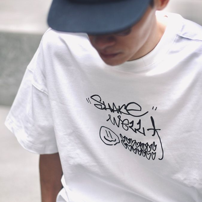 白Tシャツ メンズ ストリートアート 落書き風グラフィック