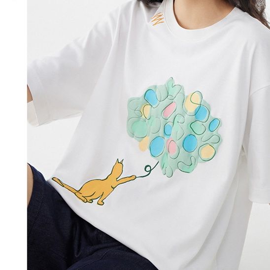 白Tシャツ ねこと風船 ゆったりシルエット