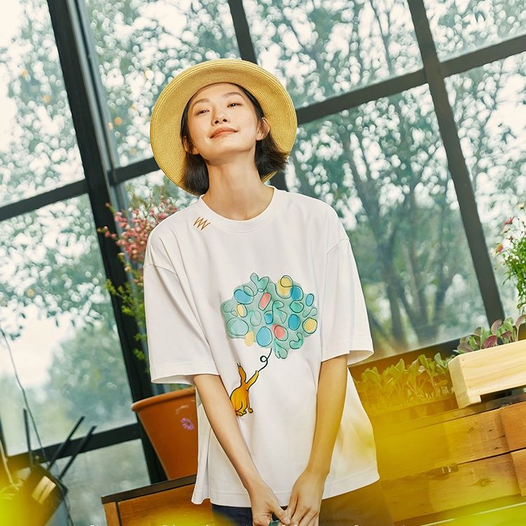 白Tシャツ ねこと風船 ゆったりシルエット