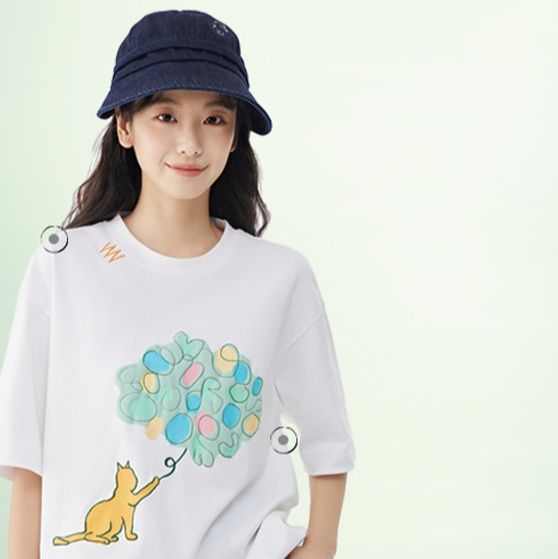 白Tシャツ ねこと風船 ゆったりシルエット