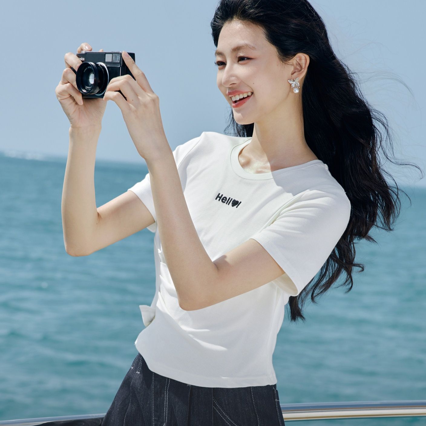 白Tシャツ ハロー胸元メッセージ半袖トップス