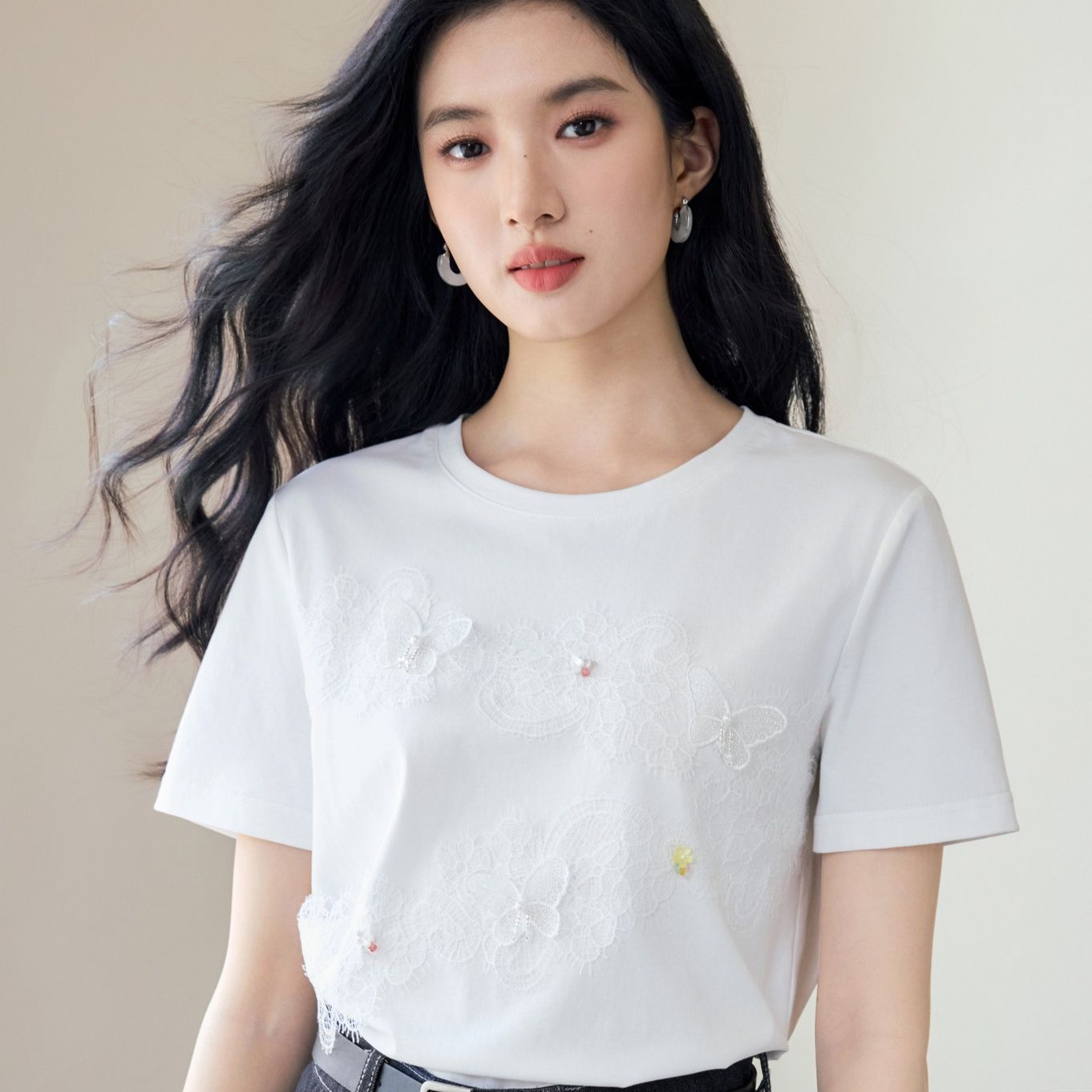 白Tシャツ 蝶々刺繍入り丸首半袖シャツ