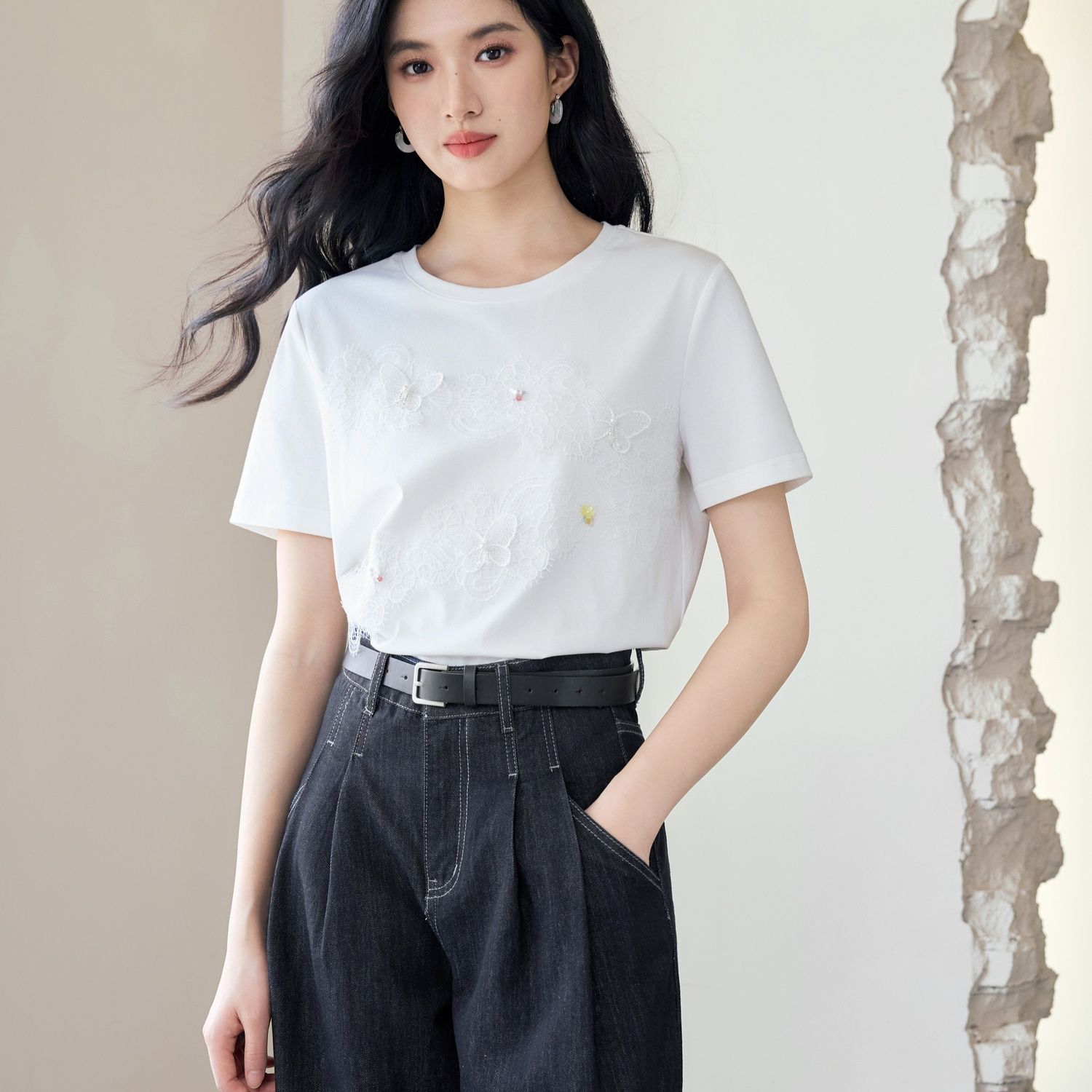 白Tシャツ 蝶々刺繍入り丸首半袖シャツ