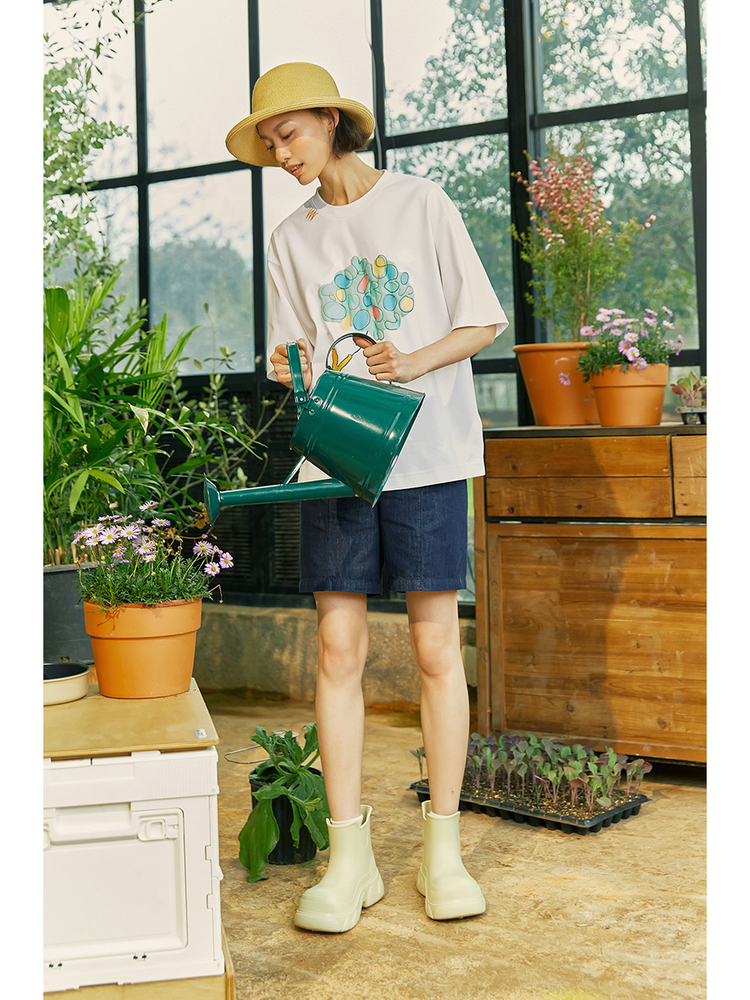 白Tシャツ ねこと風船 ゆったりシルエット