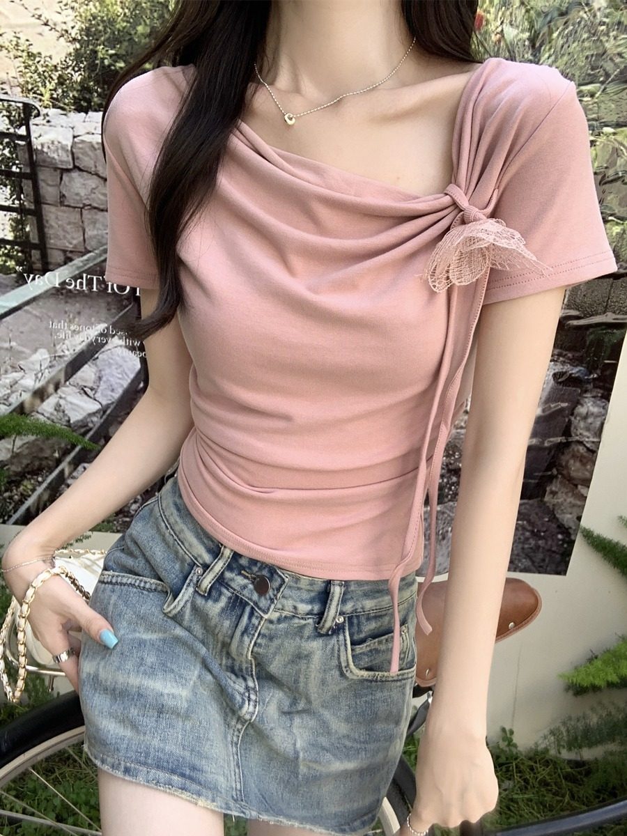 白Tシャツ 蝶々モチーフ付きドレープネック半袖トップス