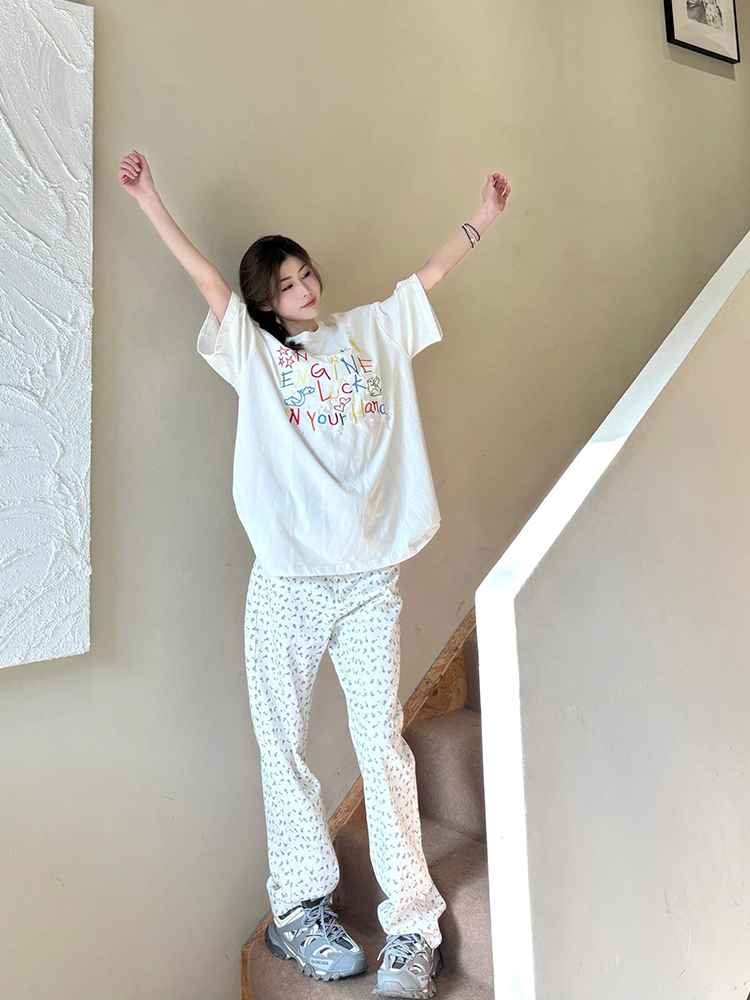 白Tシャツ レディース カラフル文字刺繍