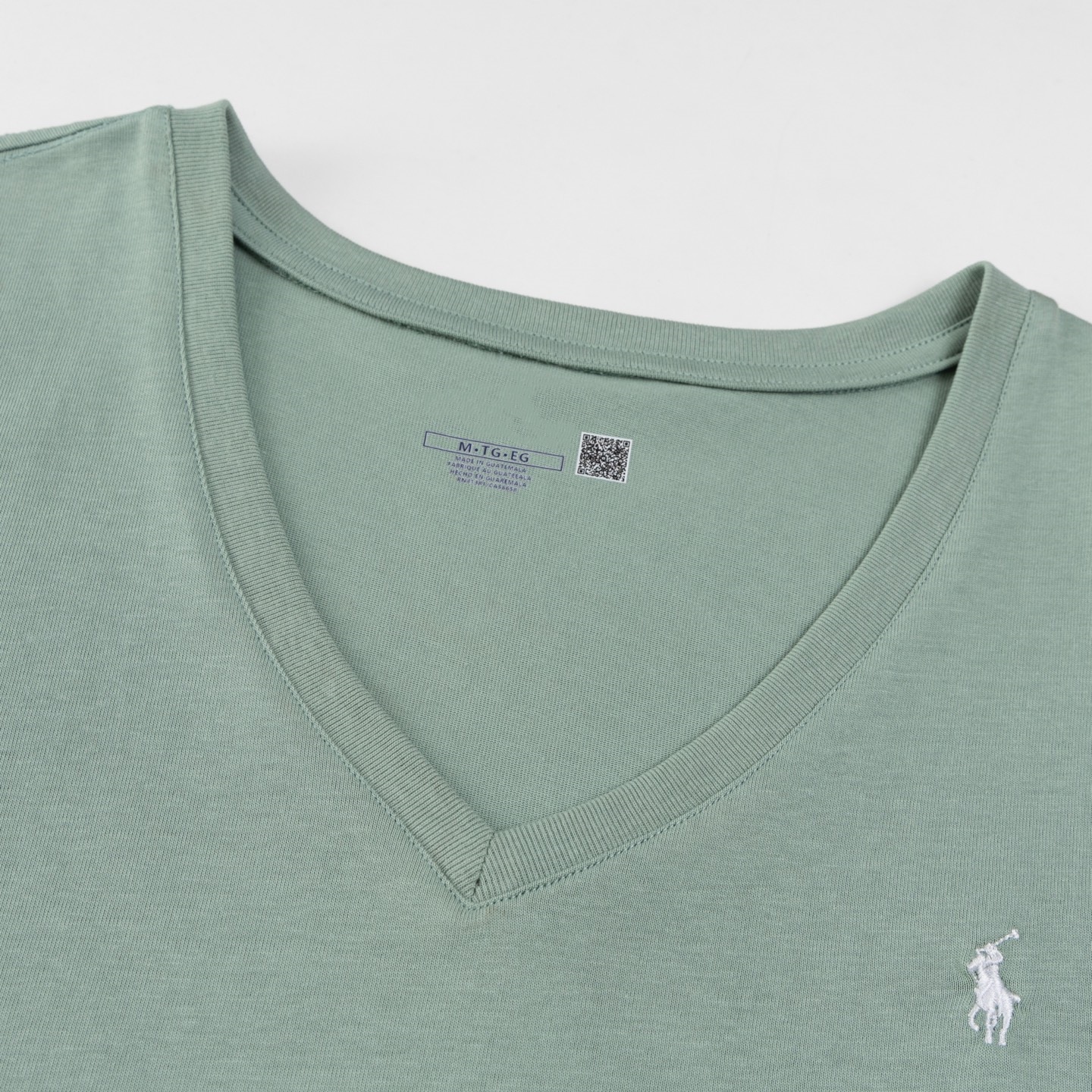 白Tシャツ すっきり着こなせる上質Vネック