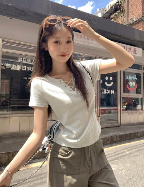 白Tシャツ 半袖白色カットソー細身ブイネックレディース上着