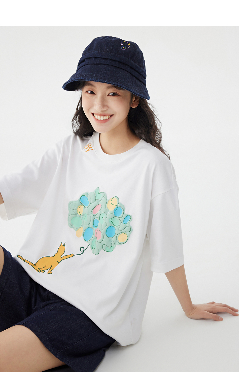 白Tシャツ ねこと風船 ゆったりシルエット