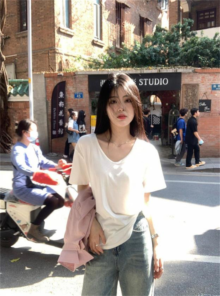 白Tシャツ 大人の魅力引き立つ ゆったり着心地 深V字ネック半袖白シャツ