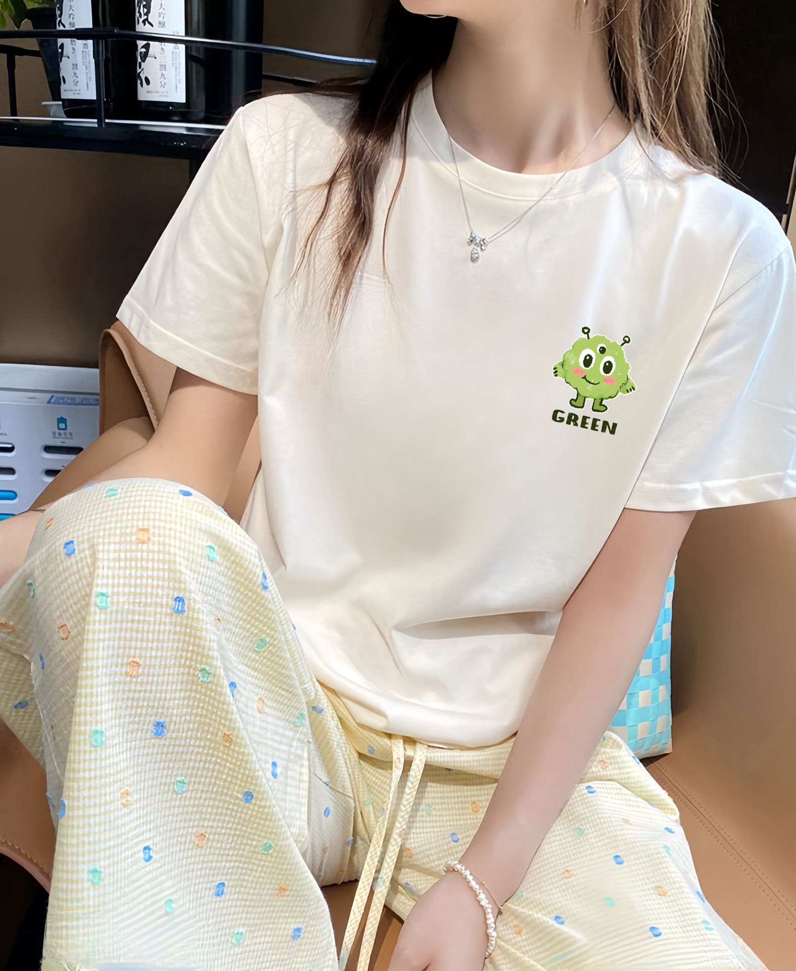白Tシャツ うさぎ踊りプリント半袖シャツ