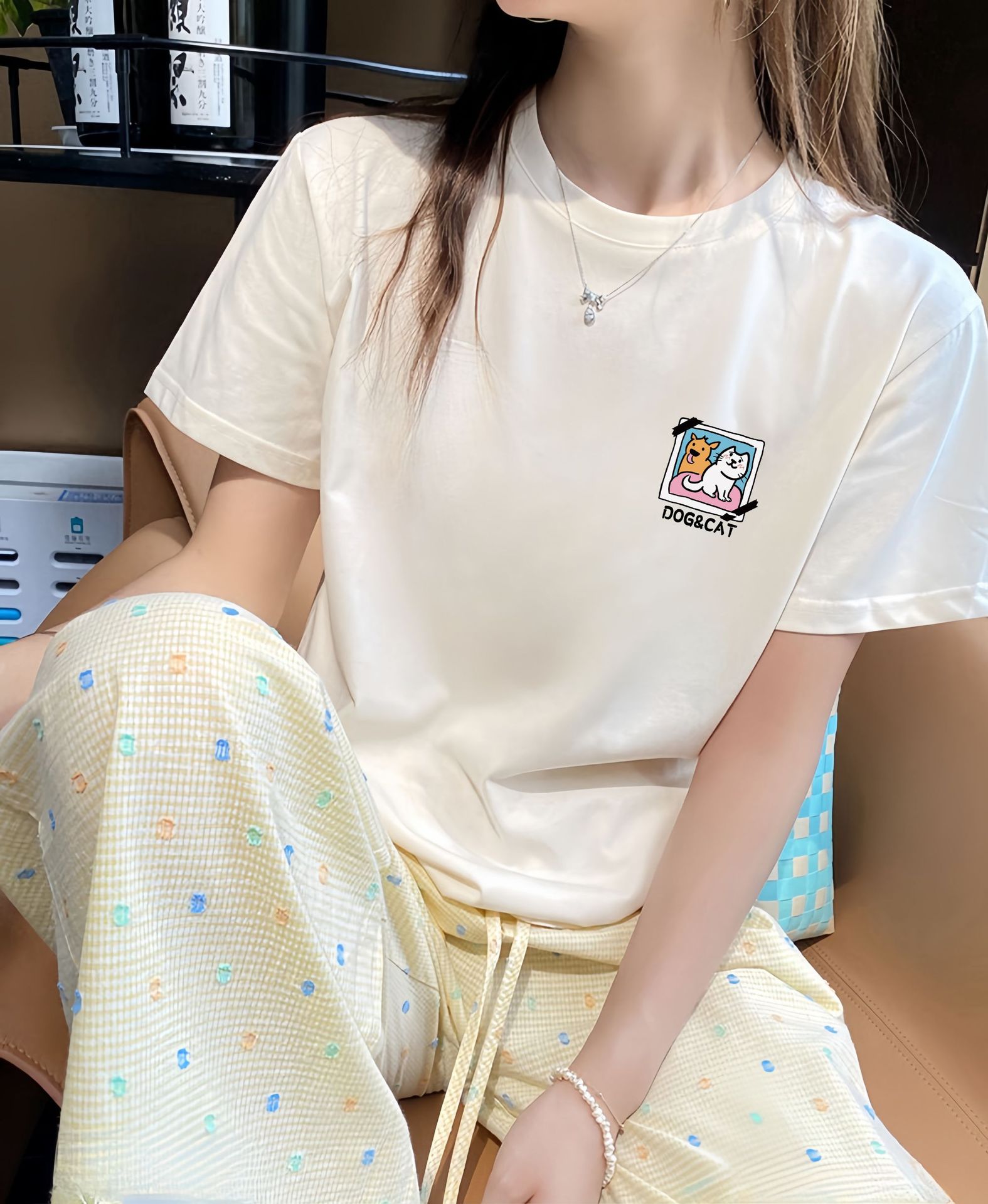 白Tシャツ うさぎ踊りプリント半袖シャツ