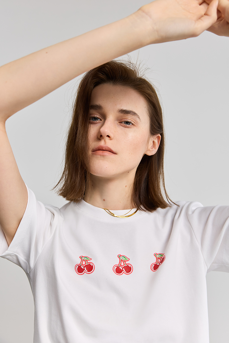 白Tシャツ さくらんぼ刺繍 シンプルフィット