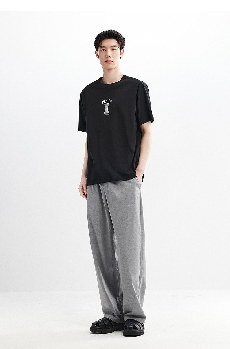 白Tシャツ 胸元アート入り丸首シンプル半袖