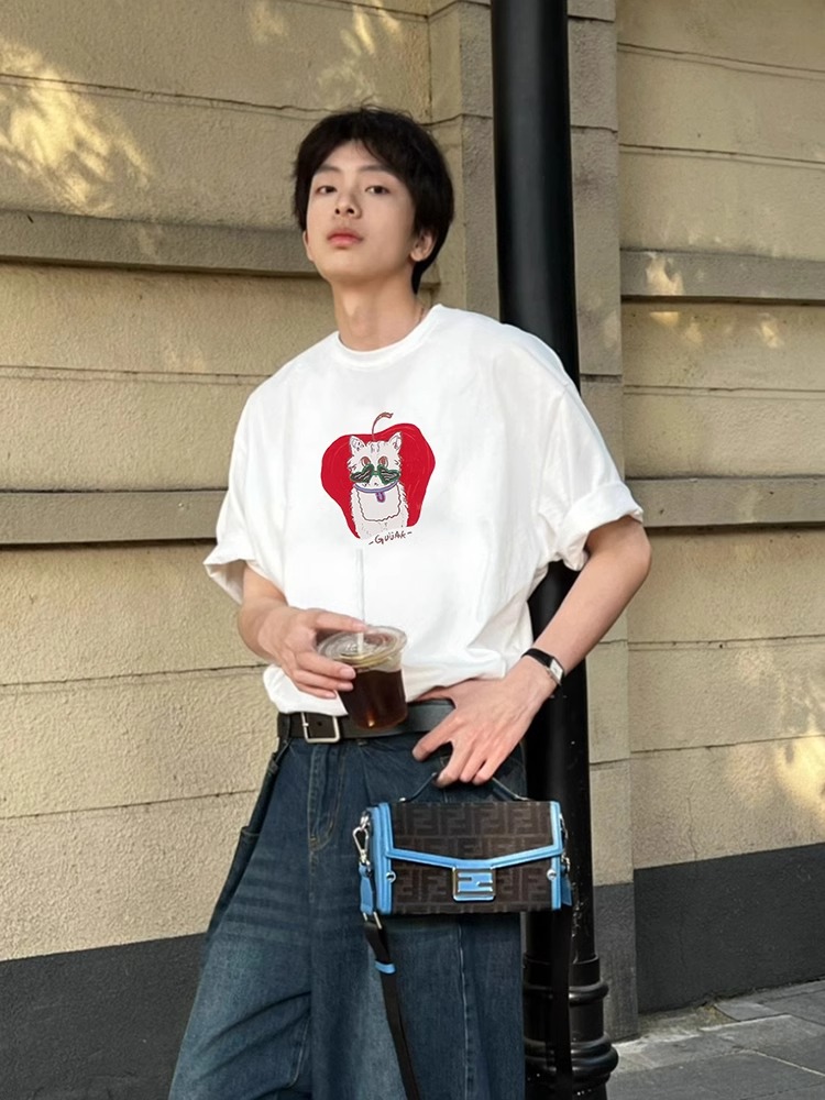 白Tシャツ メンズ 猫と林檎イラスト入りゆったり半袖