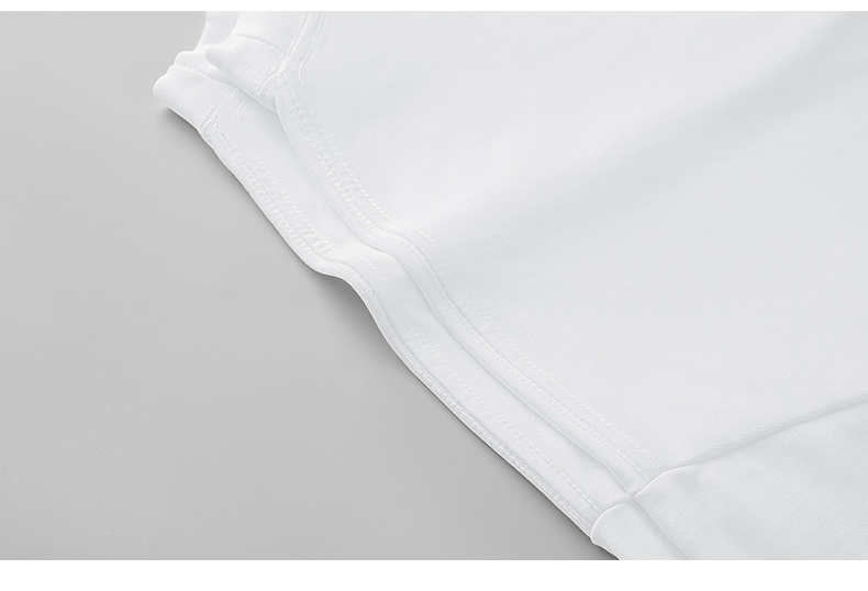 白Tシャツ シンプル胸元ロゴ入り半袖カットソー