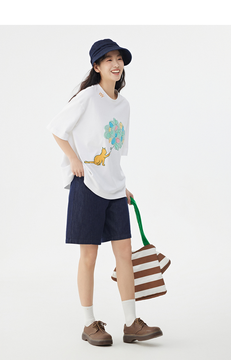 白Tシャツ ねこと風船 ゆったりシルエット