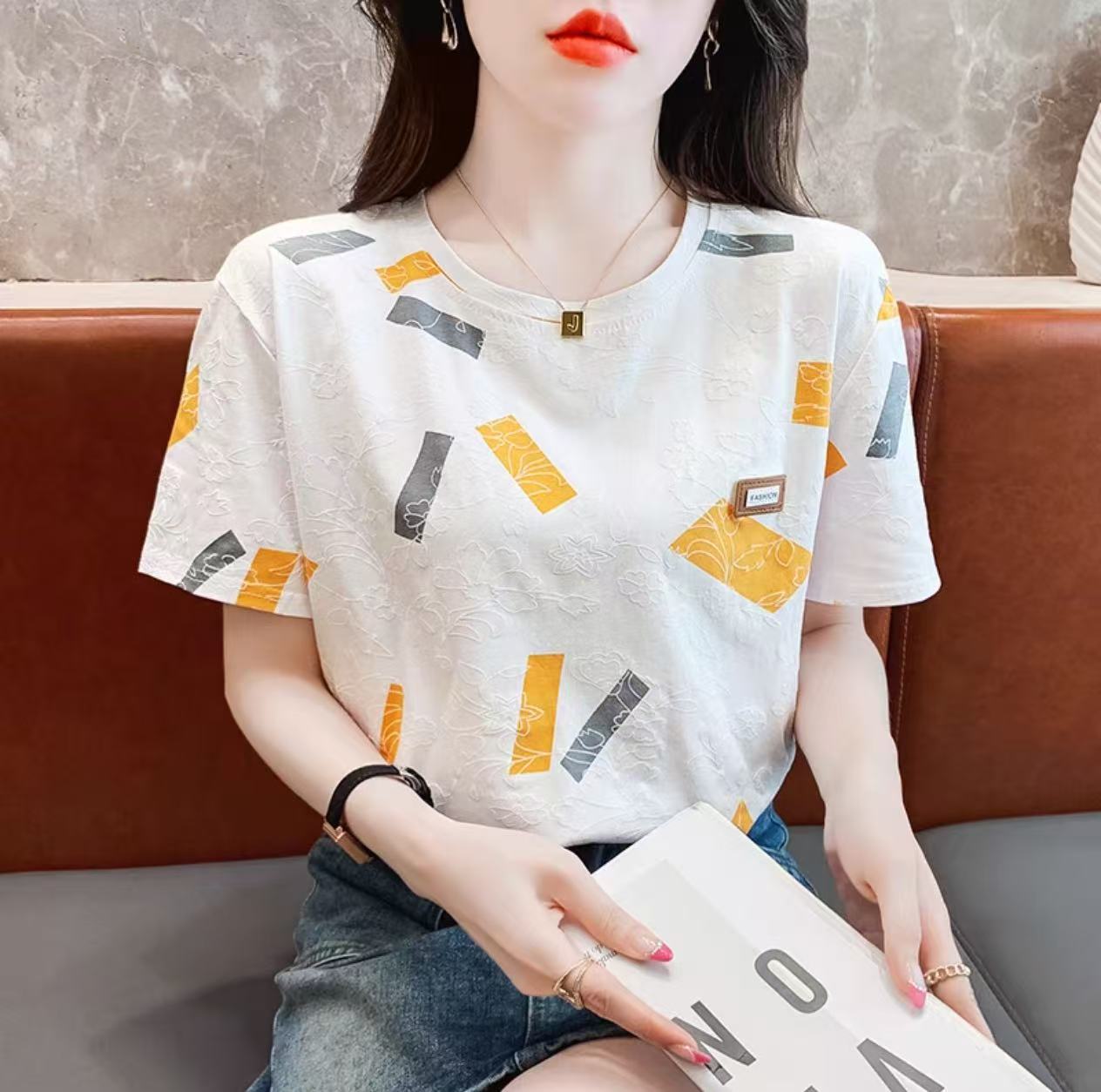 白Tシャツ レディース 幾何学模様の刺繍入り丸首半袖