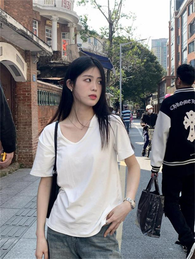 白Tシャツ 大人の魅力引き立つ ゆったり着心地 深V字ネック半袖白シャツ