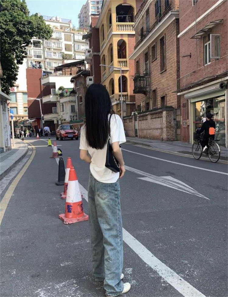 白Tシャツ 大人の魅力引き立つ ゆったり着心地 深V字ネック半袖白シャツ