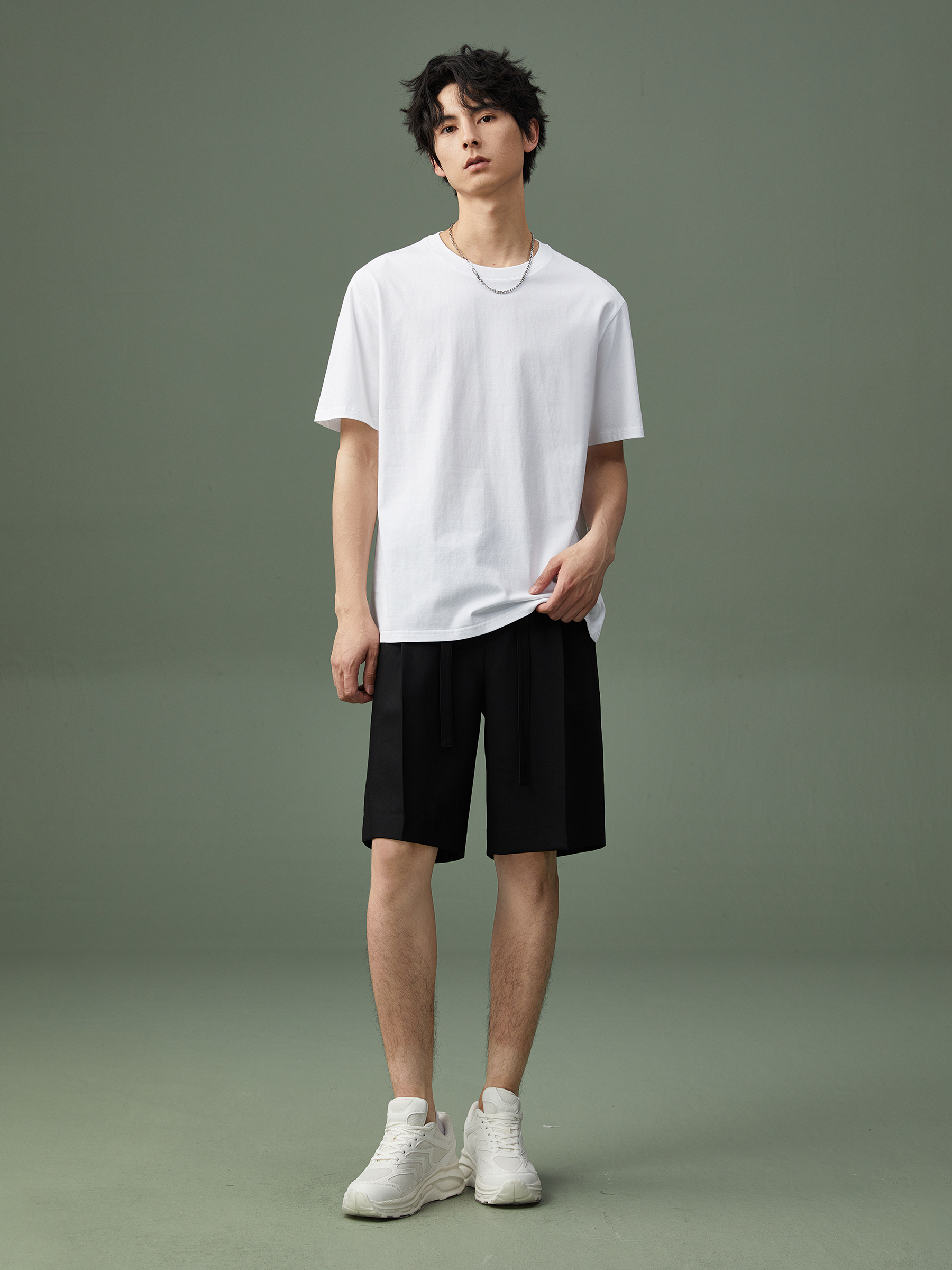 白Tシャツ メンズ なめらか質感 ゆったり半袖シャツ