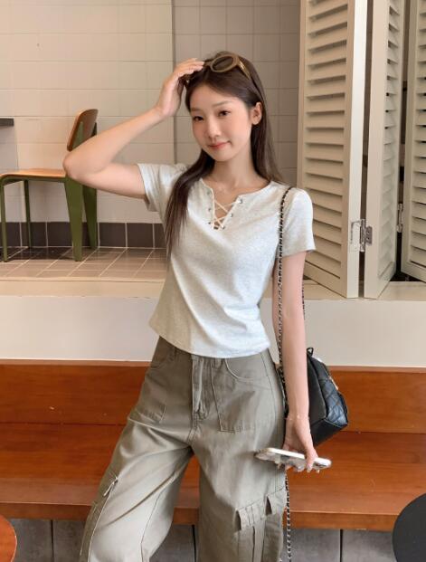 白Tシャツ 半袖白色カットソー細身ブイネックレディース上着
